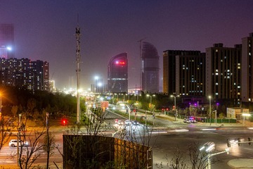 夜幕下的十字路口