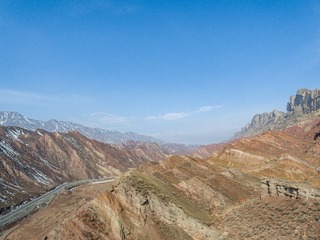 航拍新疆网红公路百里丹霞省道101——天高云淡