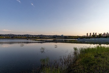 傍晚的屯河大桥