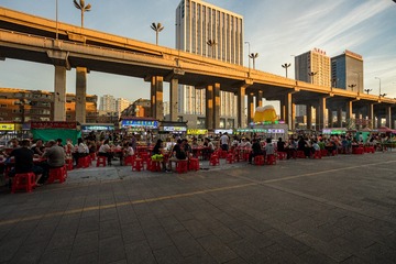 桥下的夜市开张了