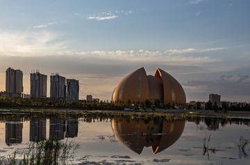 傍晚的新疆大剧院