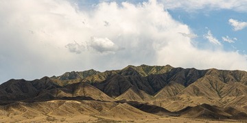 独山子大峡谷一侧的山峰