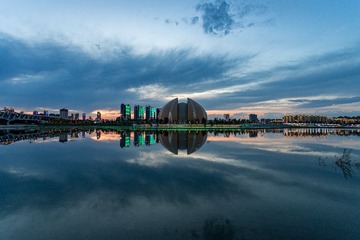 夜幕来临之前的新疆大剧院