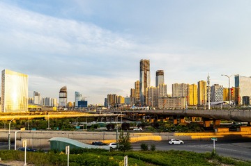 斜阳下的城市建筑群