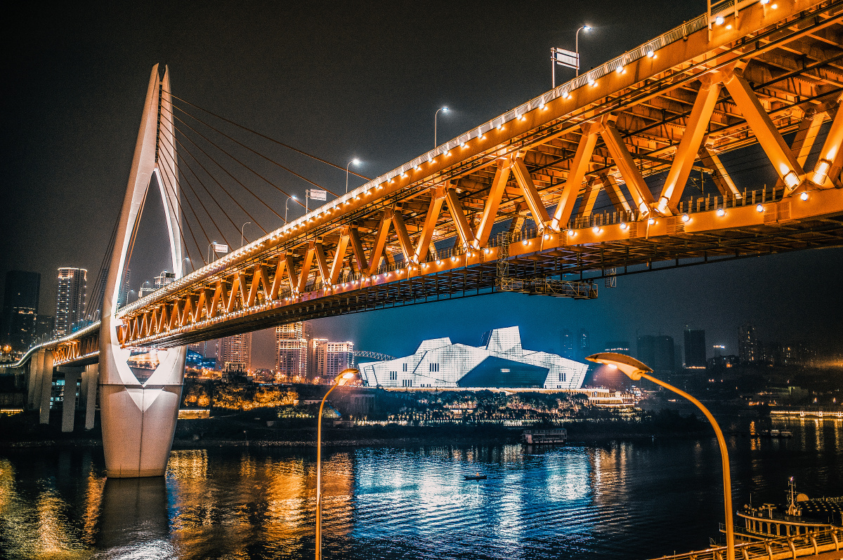 的夜景风光极美, br /> 而站在嘉陵江畔, br /> 转身望向千厮门大桥, 