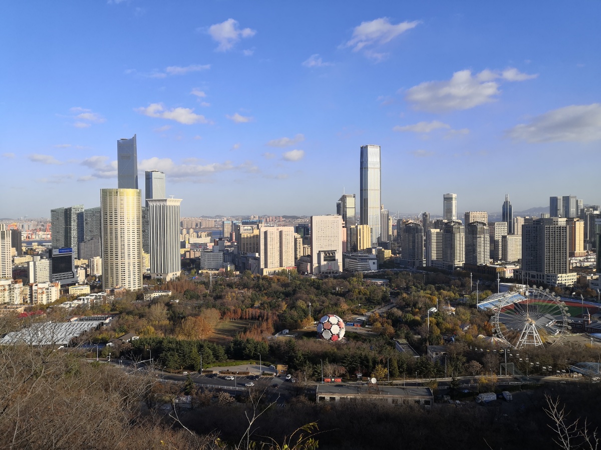 初冬蓝天白云映衬下的大连鸟瞰图