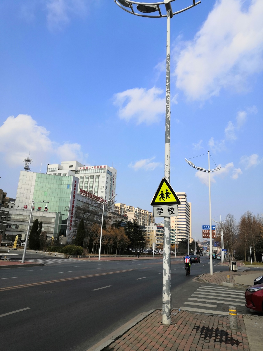 大连滨海路一起撞路灯杆的车祸后被交警要求拍路灯杆拿照片去路灯管理