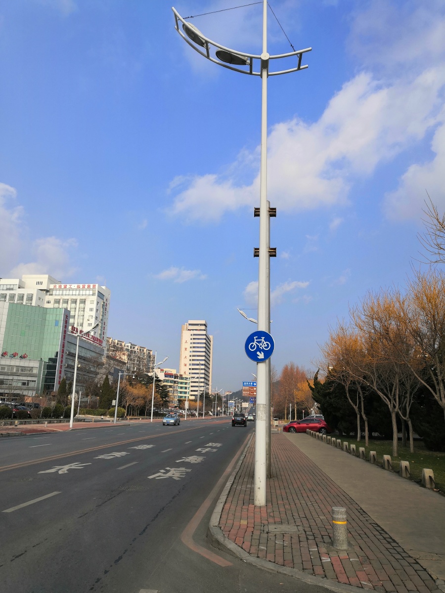 大连滨海路一起撞路灯杆的车祸后被交警要求拍路灯杆拿照片去路灯管理