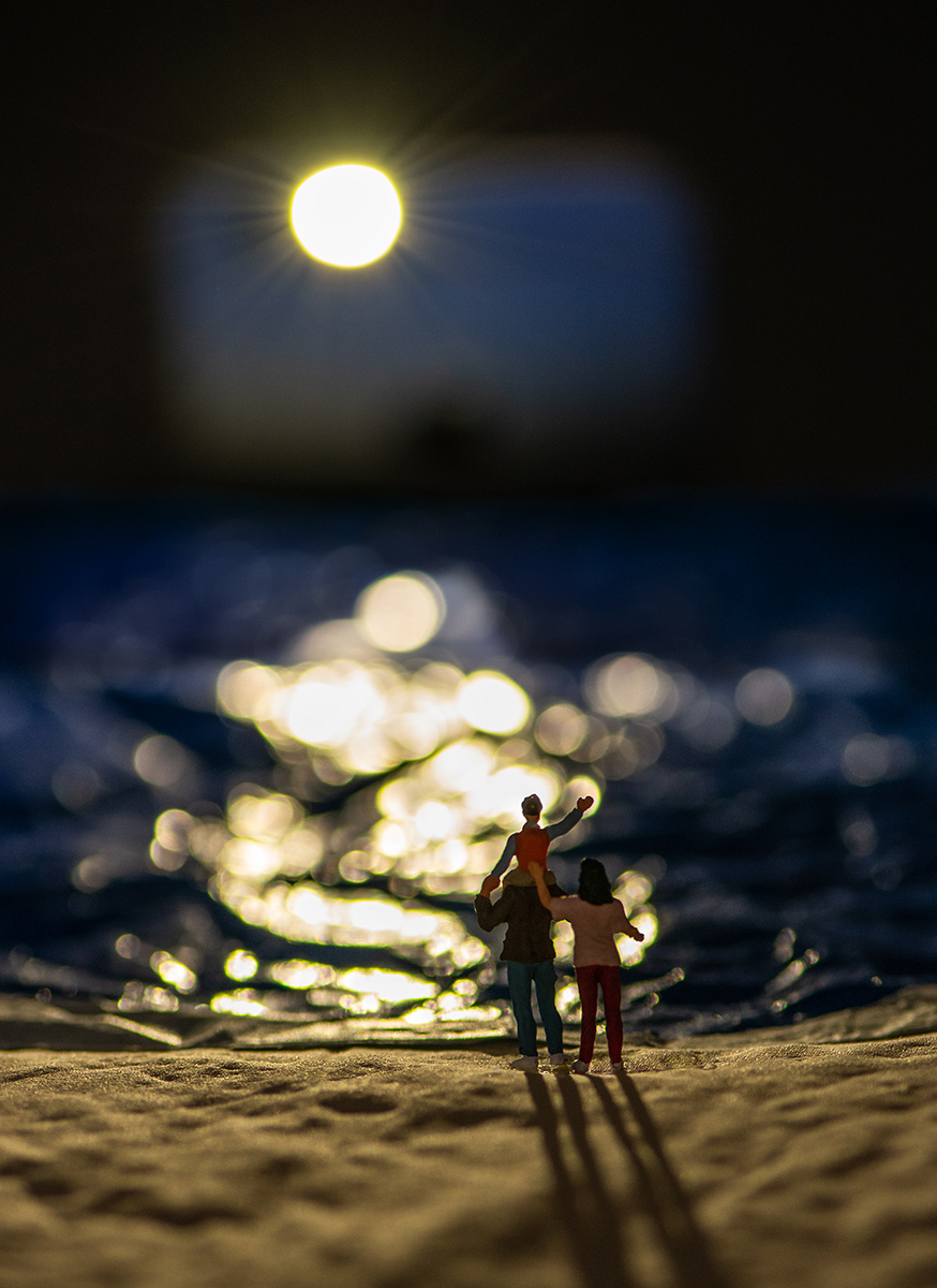 一家三口的海边日出