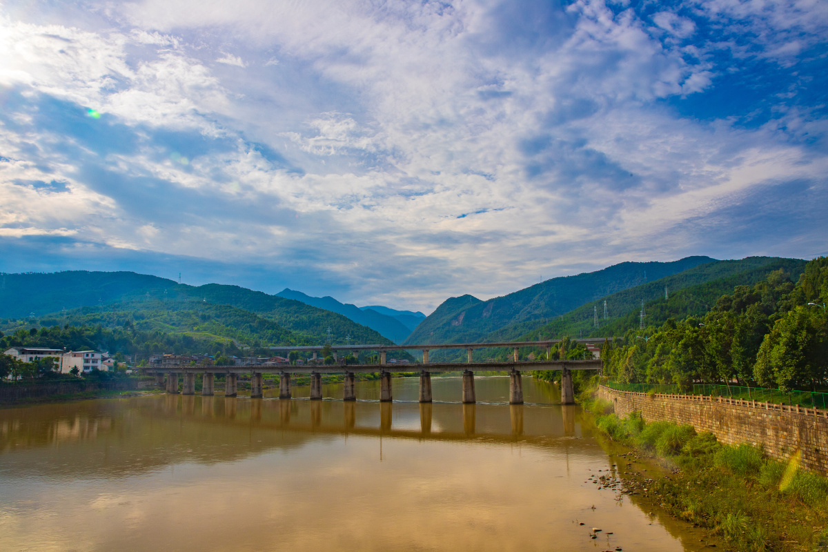 巴山蜀水,西成高铁穿行其中,给人的只有震撼和美得享受 - 落叶满长安