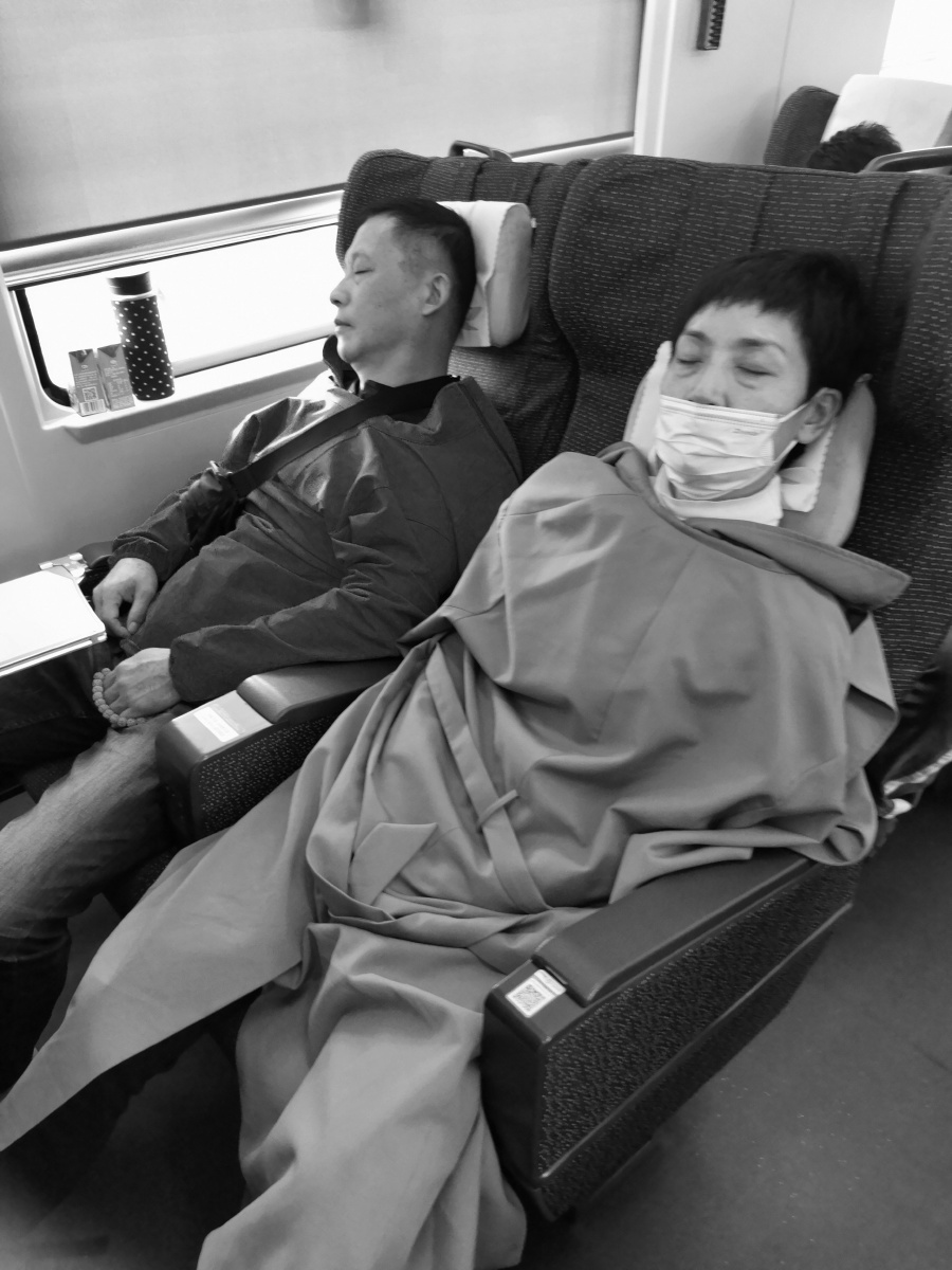 高铁上的百态睡姿