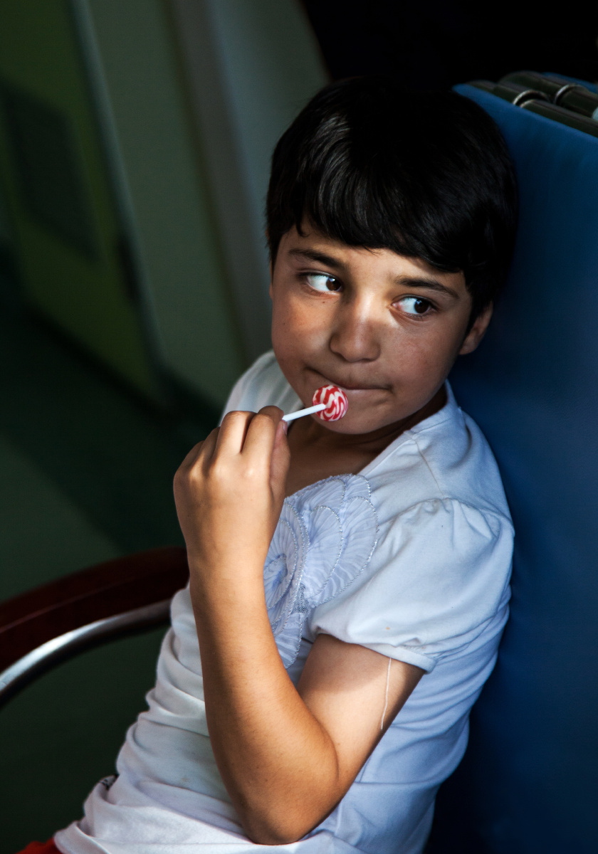 塔吉克聋哑女孩来深圳做耳蜗移植手术这是17年的在医院抓拍的一张肖像