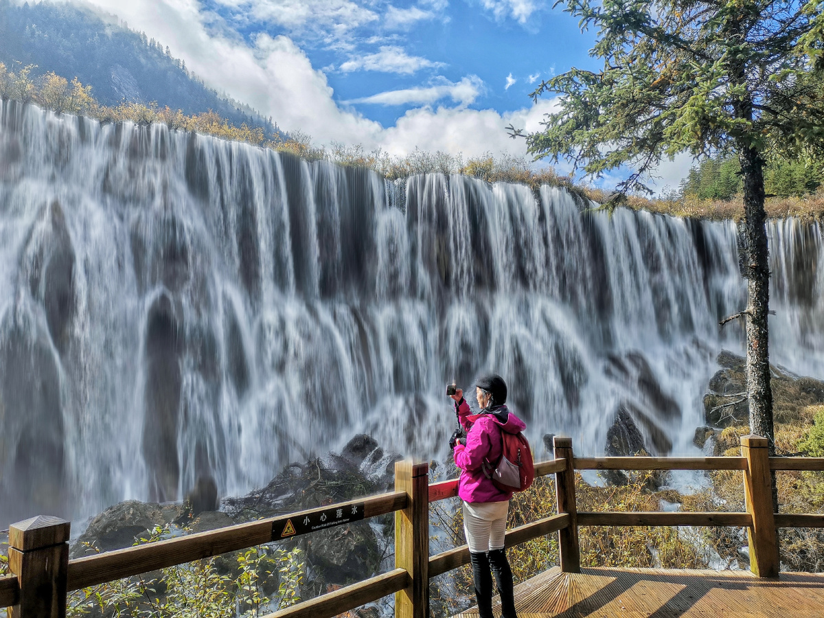 诺日朗瀑布人像