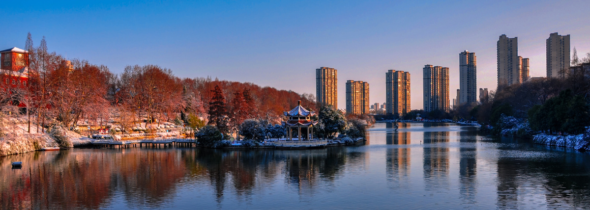 2020年12月30日晨雪后的安徽省滁州市南湖公园银装素裹分外妖娆