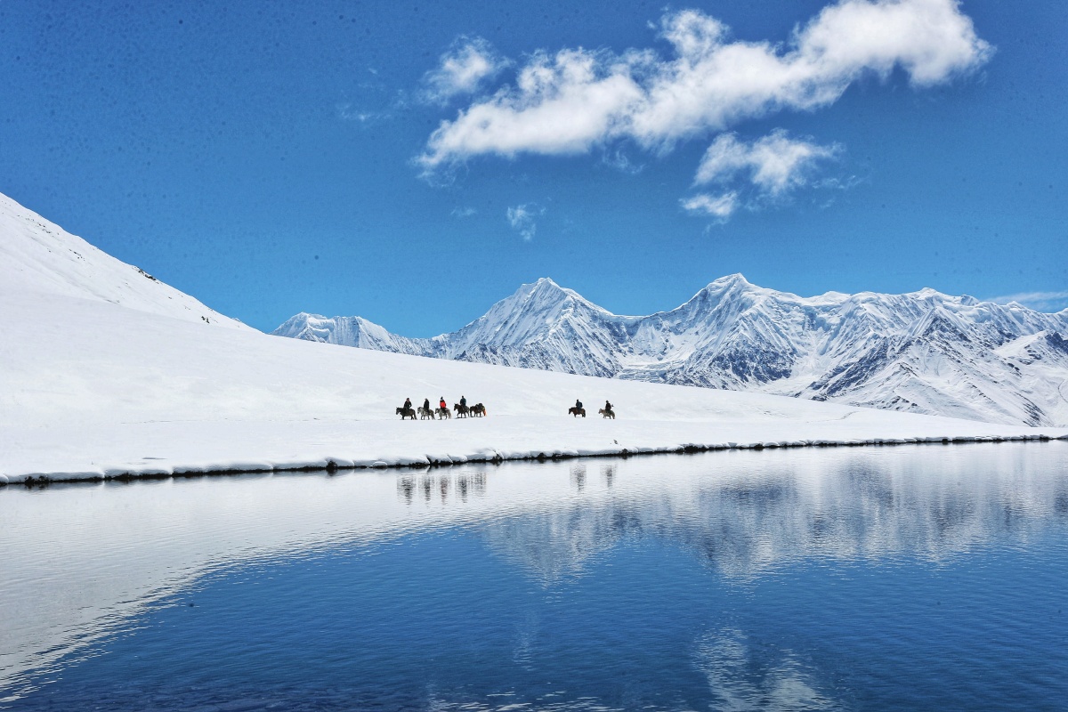 冰湖之影贡嘎雪山