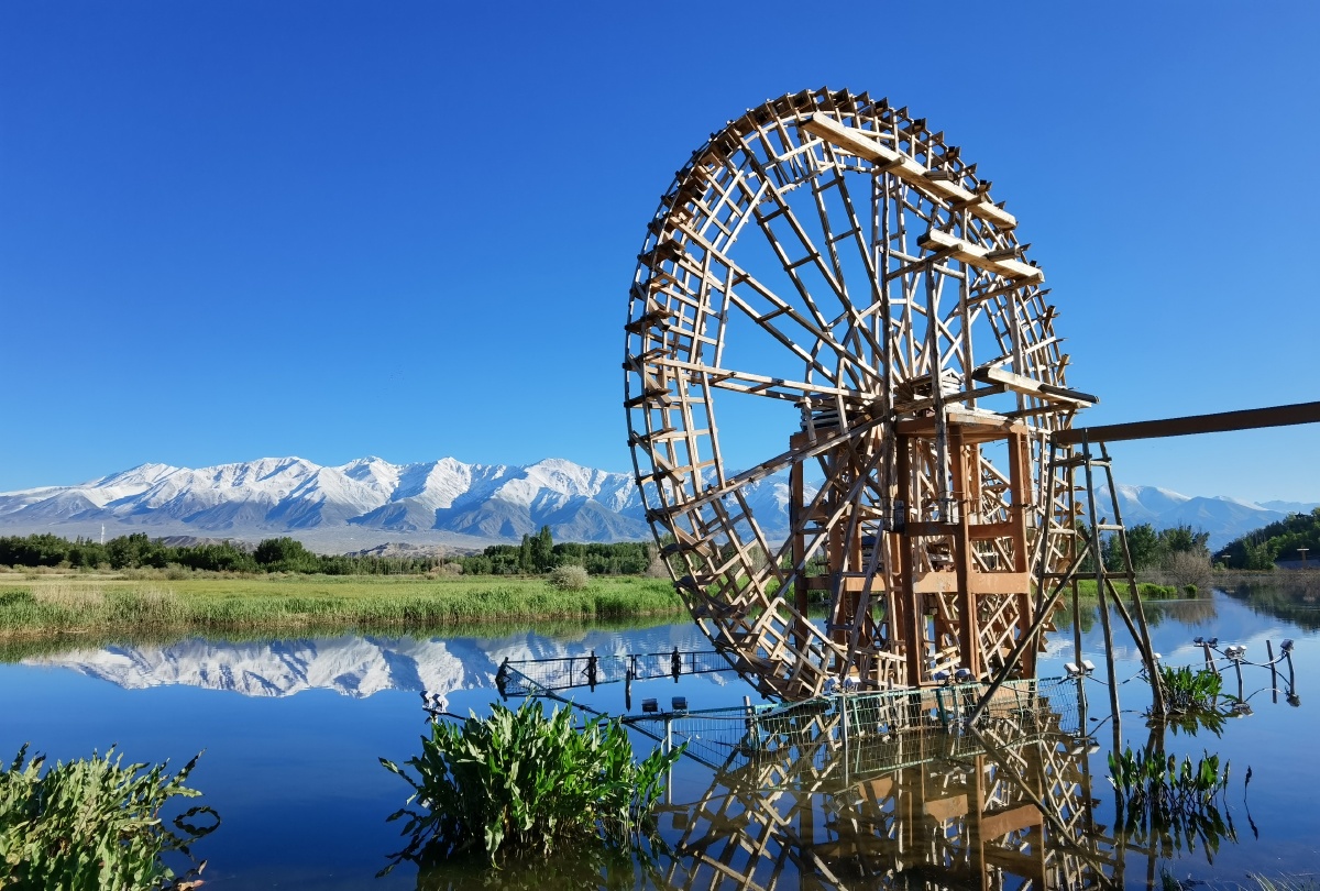 水车与雪山新疆温泉县