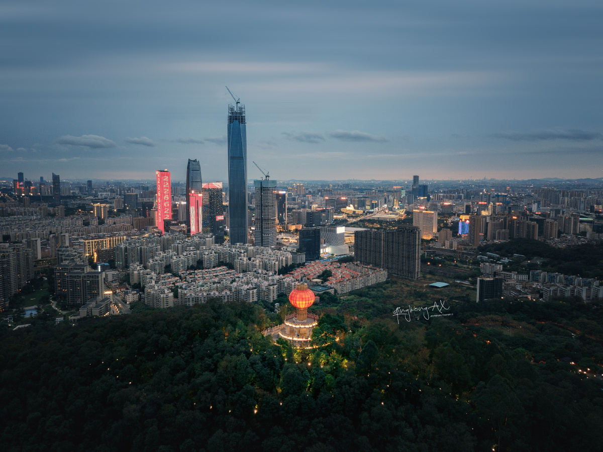看着晚霞预报出门的,晚霞没蹲到,意外发现能见度可以拍到广州塔