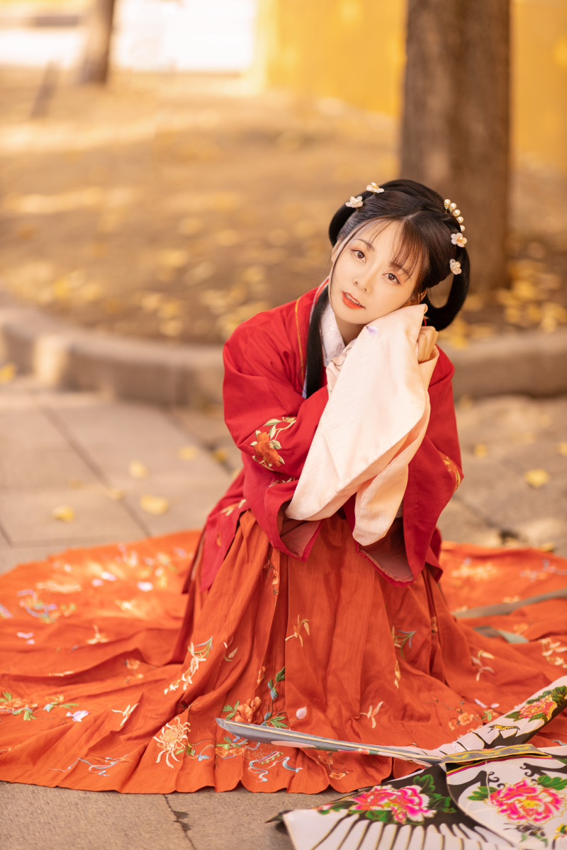 秋下虞秋叶飘落树下虞美人