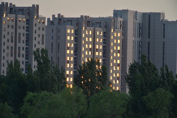 619017