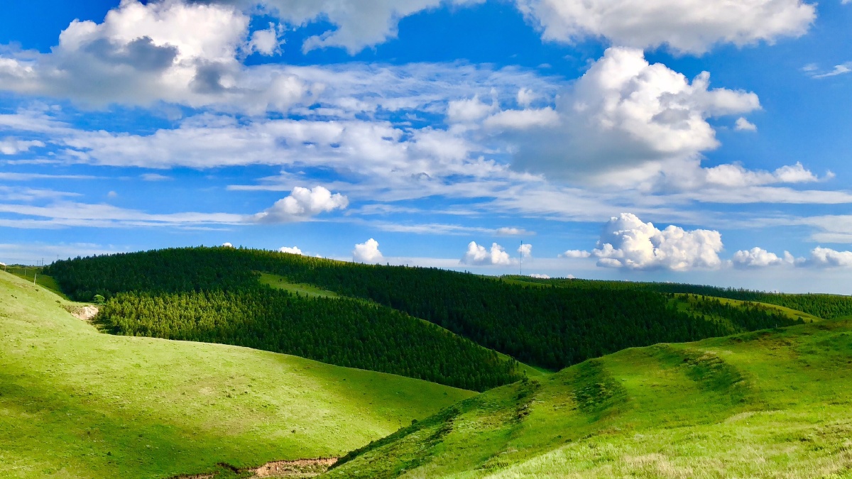 蓝天白云绿草地这就是横亘的祖国北疆的阴山山脉