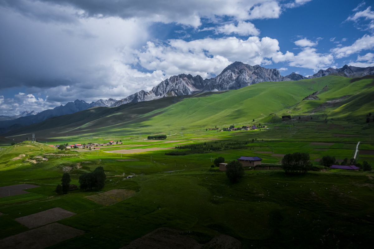 拍摄于g317甘孜石渠段拖坝村风光