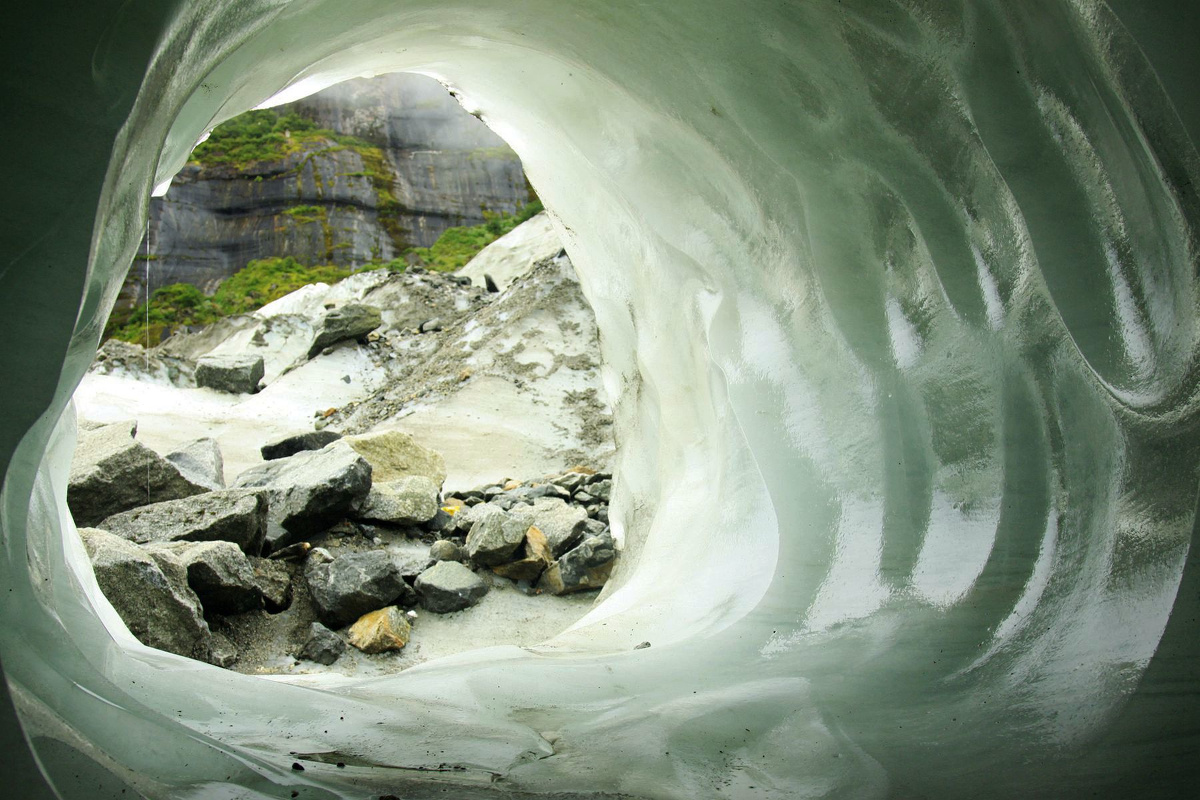 冰川融化,形成冰洞.神奇的自然,正在我们面前演绎消亡