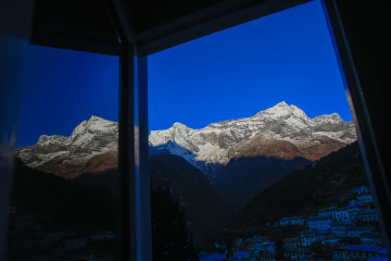 坐在屋里看雪山日出光影变幻，云卷云舒