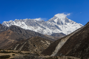 云雾中的努子峰和洛子峰