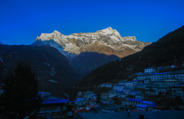 阳光下的努普拉峰和岗德日峰
