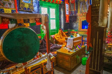 芝热寺高僧诵经阁