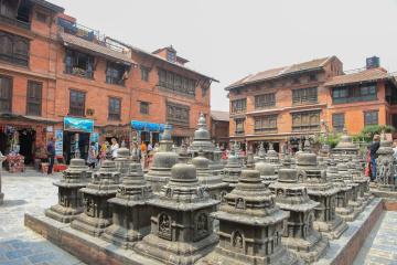 尼泊尔斯瓦杨布纳寺山顶广场砖塔