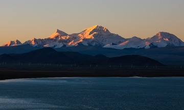 日照金山之希夏邦马峰