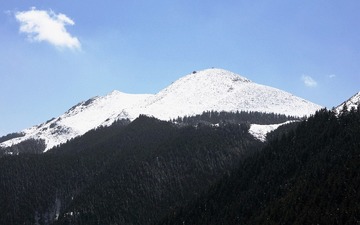 雪后巴彦笋布尔峰
