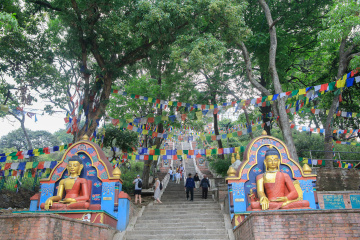 尼泊尔斯瓦扬布纳特寺佛像