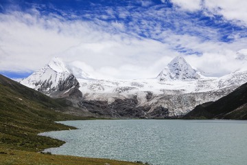 萨普神山之妻子与次子雪峰