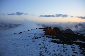 雪山营地的清晨