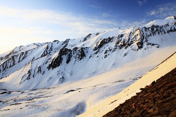 雪山晨光