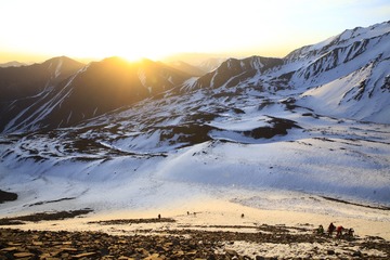 日出雪山