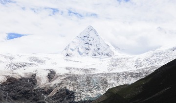 萨普神山之正三角形山峰