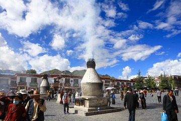大昭寺广场上的桑烟