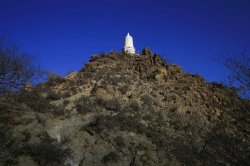 冬日贺兰山滚钟口小白塔