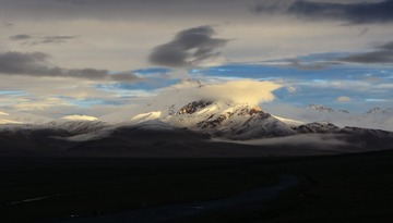 羌塘高原，雪山日出