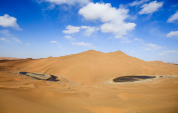 沙漠中那对清澈的眼睛