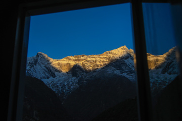 EBC路上，坐在房间看日照金山