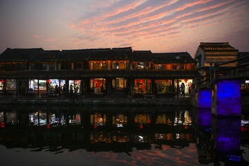 江南水乡，夜色朦胧