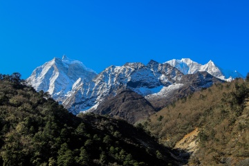 甘地嘉峰和唐瑟古雪峰