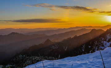 秦岭夕照，层峦鎏金