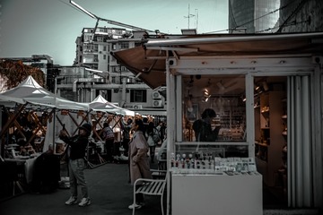 723597
