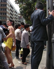 互为角色（又一）：街头，人生中的一个公共舞台，你我有时是演员，有时则为观众，没有人可以例外。