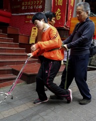 爱是大山：无论路有多远，也无论路有难，在爱的大山中，奇迹定会出现。